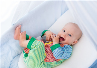 嬰兒吐奶和奶粉有關(guān)系嗎？嬰兒吐奶需要換奶粉嗎？