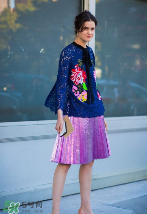 百褶裙怎么搭配好看？百褶裙配什么衣服好看？