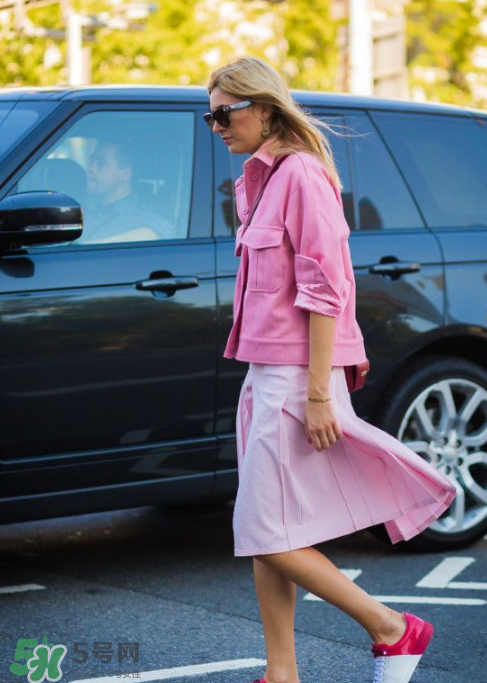 百褶裙怎么搭配好看？百褶裙配什么衣服好看？