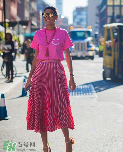 百褶裙怎么搭配好看？百褶裙配什么衣服好看？