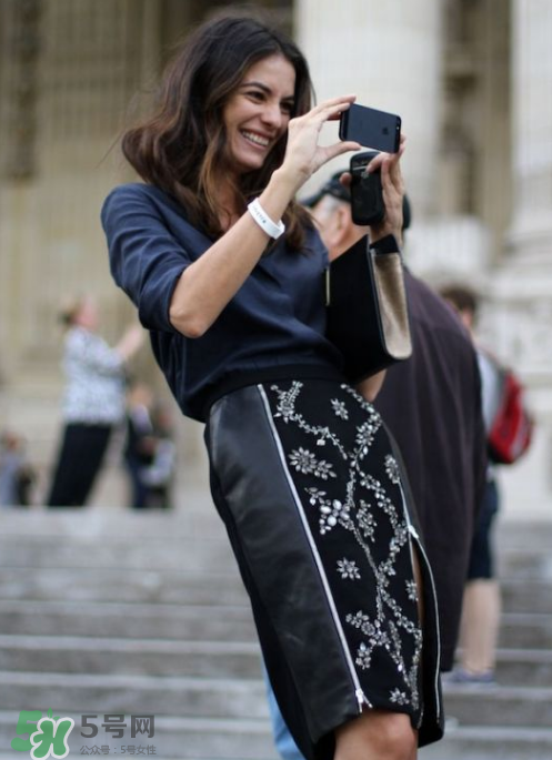 民族風(fēng)裙子配什么上衣？民族風(fēng)裙子怎么搭配上衣？