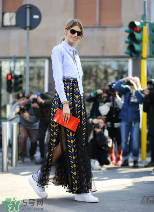 民族風(fēng)裙子配什么上衣？民族風(fēng)裙子怎么搭配上衣？