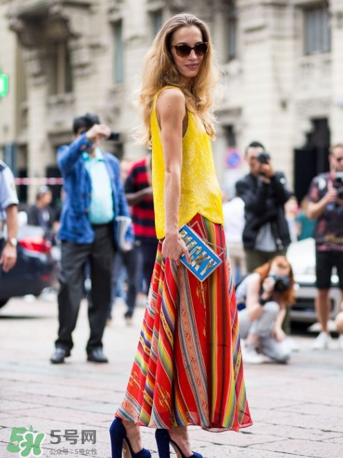 民族風(fēng)裙子配什么上衣？民族風(fēng)裙子怎么搭配上衣？