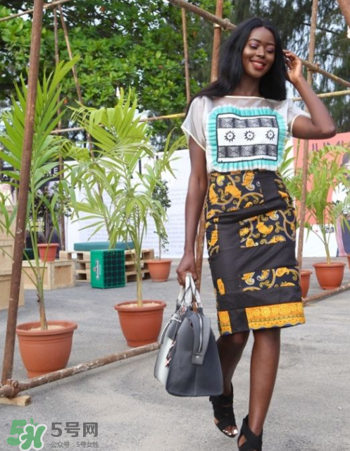 民族風(fēng)裙子配什么上衣？民族風(fēng)裙子怎么搭配上衣？