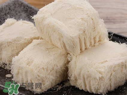 龍須糖是什么做的？龍須糖上面一層粉是什么粉