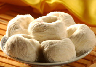 龍須糖是什么做的？龍須糖上面一層粉是什么粉