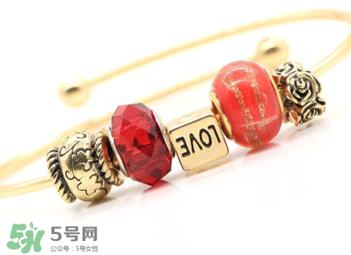 潘多拉手鐲可以改小嗎？潘多拉手鐲怎么改?。?></p><h3>保養(yǎng)技巧</h3><p>1、佩戴時(shí)不要同時(shí)佩戴其它的金屬首飾，以免碰撞導(dǎo)致變形。</p><p>2、避免接觸水汽和化學(xué)制品，不能佩戴其游泳，尤其是在海水里。</p><p>3、避免接近含硫的物質(zhì)。</p>		</div>
<div align=