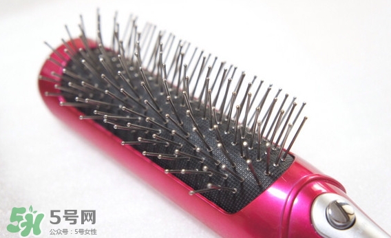 小泉成器音波電動梳怎么用？小泉成器音波震動梳子使用方法