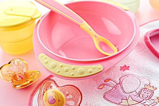 仿瓷碗可以放微波爐嗎？仿瓷餐具能在微波爐里加熱嗎