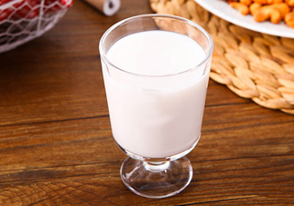 做酸奶用鮮奶好還是純牛奶好？純牛奶和鮮牛奶的區(qū)別