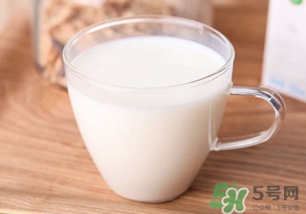 做酸奶用鮮奶好還是純牛奶好？純牛奶和鮮牛奶的區(qū)別