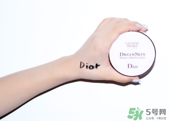 迪奧氣墊和雅詩蘭黛氣墊哪個好？迪奧和雅詩蘭黛氣墊對比