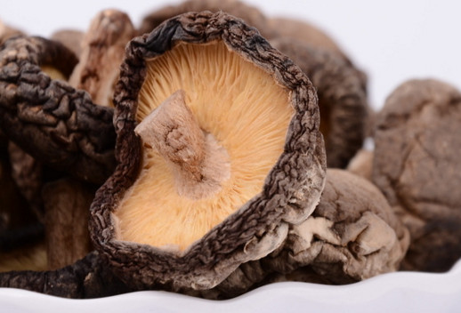 干香菇為什么比鮮香菇味道好？香菇為什么要曬干了再泡來(lái)吃