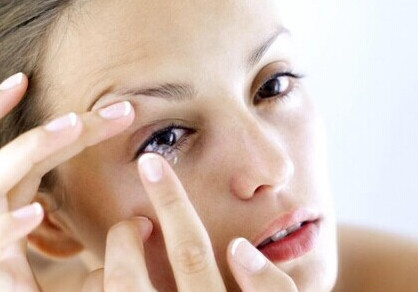 隱形眼鏡怎么摘？戴隱形眼鏡的好處和壞處