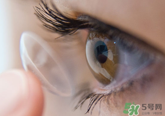 隱形眼鏡干了怎么辦？隱形眼鏡可以用礦泉水泡嗎