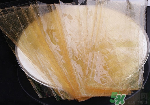 吉利丁片是什么？吉利丁片怎么做布?。?></p><p>片狀的吉利丁又叫吉利丁片，半透明黃褐色，有腥臭味，需要泡水去腥，經(jīng)脫色去腥精制的吉利丁片顏色較透明，價格較高。吉利丁片須存放于干燥處，否則受潮會粘結(jié)。</p><p>使用吉利丁片前要先用冷開水泡軟。</p><h3>吉利丁片怎么做布丁</h3><p>主料：吉利丁一片、果汁250ml</p><p>把吉利丁片剪成小塊，用冰水浸泡，（常溫水浸泡吉利丁會有少許融化瀝水時就撈不出了）</p><p style=