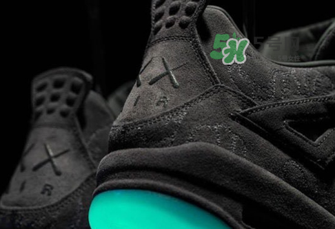 kaws與air jordan 4聯(lián)名黑色版本多少錢？aj4純黑限定發(fā)售價格
