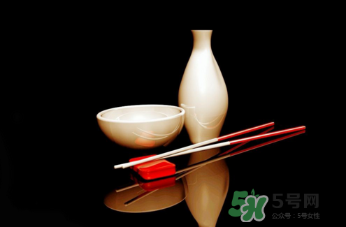 三伏天可以喝白酒嗎？三伏天喝白酒好還是啤酒？