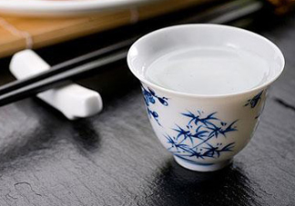 三伏天可以喝白酒嗎？三伏天喝白酒好還是啤酒？