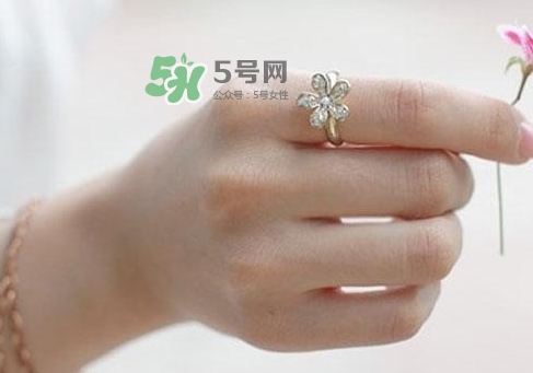 夏天手掉皮是怎么回事_夏天手掉皮怎么辦 夏天手掉皮是怎么回事_夏天手掉皮怎么辦