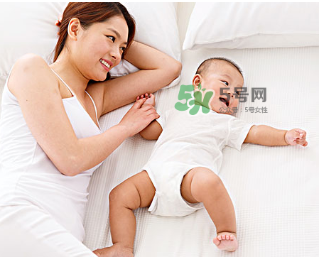 低齡寶寶家庭親子游戲介紹 適合低齡寶寶的親子游戲有哪些？