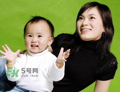 低齡寶寶家庭親子游戲介紹 適合低齡寶寶的親子游戲有哪些？