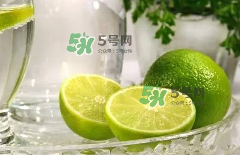 青檸檬泡完水皮怎么變顏色了？青檸檬怎么腌制好