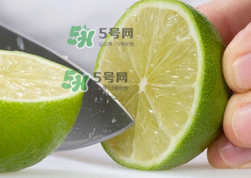 青檸檬泡完水皮怎么變顏色了？青檸檬怎么腌制好