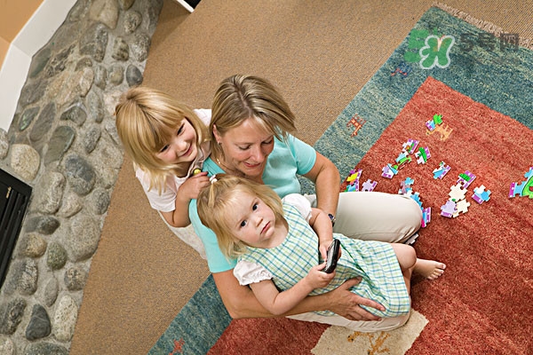 低齡寶寶家庭親子游戲介紹 適合低齡寶寶的親子游戲有哪些？