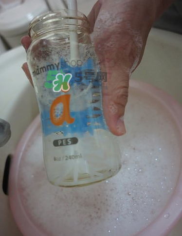 奶瓶刷尼龍的好還是海綿的好？洗奶瓶的正確方法