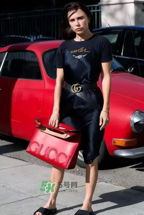 吊帶裙配什么上衣？吊帶裙搭配什么上衣好看？