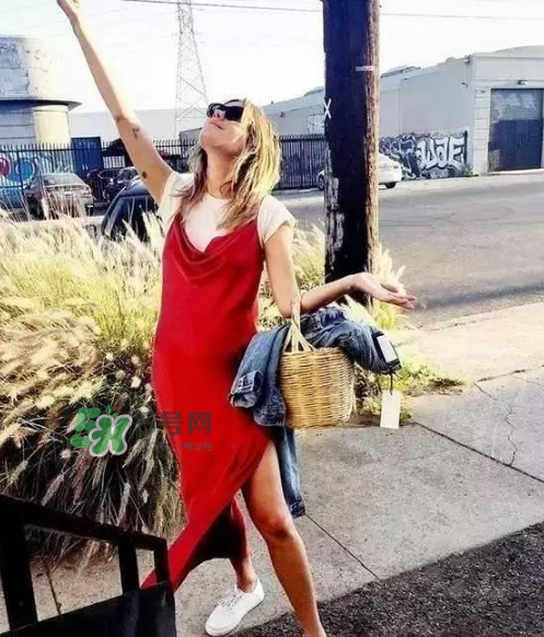 吊帶裙配什么上衣？吊帶裙搭配什么上衣好看？