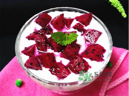 紅心火龍果能和酸奶一起吃嗎？紅心火龍果和酸奶榨汁好嗎？