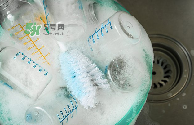 奶瓶刷尼龍的好還是海綿的好？洗奶瓶的正確方法
