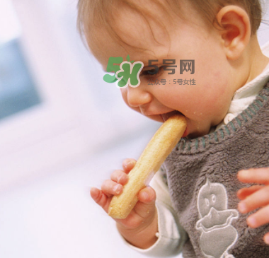 寶寶沒長(zhǎng)牙能吃磨牙棒嗎？寶寶沒長(zhǎng)牙可以吃磨牙餅干嗎？