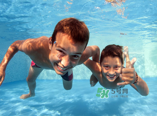 游泳為什么要穿泳衣？為什么游泳要穿泳衣？