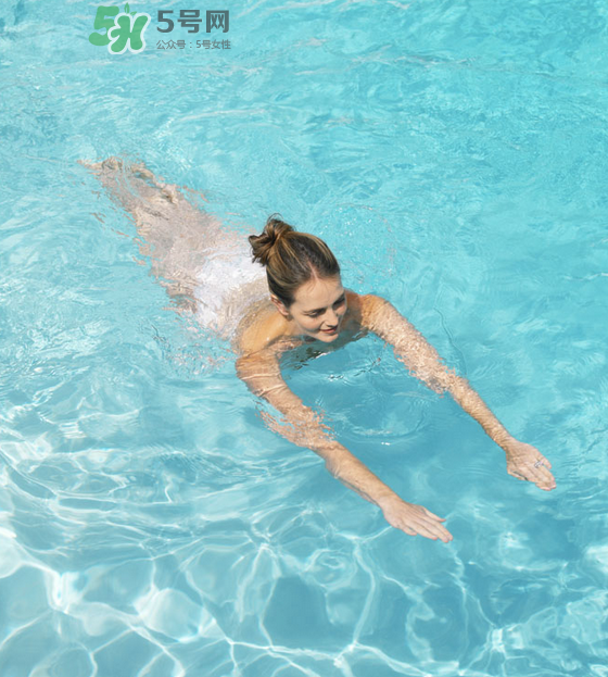 游泳為什么要穿泳衣？為什么游泳要穿泳衣？