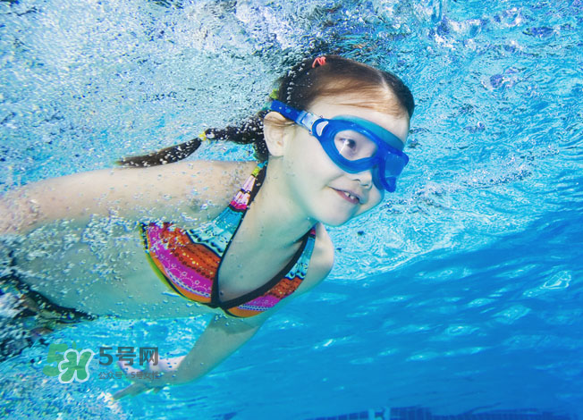 游泳為什么要穿泳衣？為什么游泳要穿泳衣？