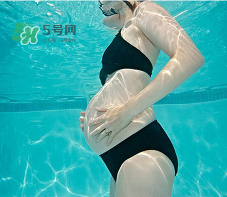 孕婦能游泳嗎？孕婦能不能去游泳池？