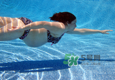 孕婦能游泳嗎？孕婦能不能去游泳池？