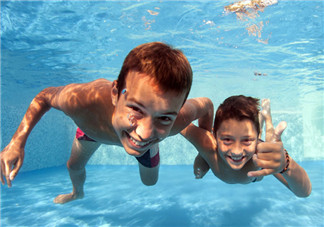 游泳為什么要穿泳衣？為什么游泳要穿泳衣？