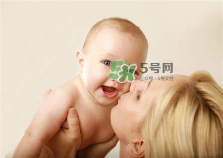 奶瓶刷尼龍的好還是海綿的好？洗奶瓶的正確方法