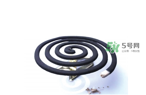 點(diǎn)20盤(pán)蚊香開(kāi)空調(diào)睡中毒 開(kāi)空調(diào)能點(diǎn)蚊香嗎？