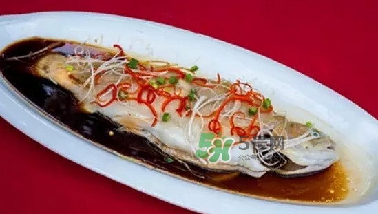 金鱒魚(yú)清蒸為什么變黑？食用金鱒魚(yú)有什么好處