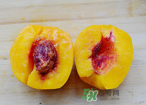 來(lái)月經(jīng)可以吃黃桃嗎？大姨媽來(lái)了可以吃黃桃嗎？