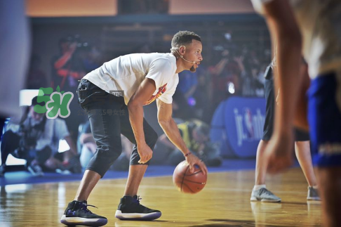 2017庫里亞洲行北京站上腳穿的球鞋是什么型號(hào)？