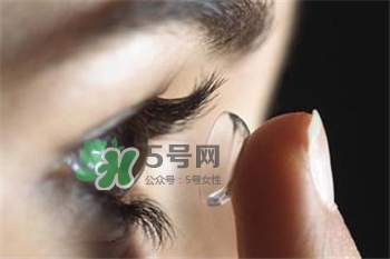 美瞳沒有護理液拿什么泡?可以用水泡美瞳嗎? 美瞳沒有護理液拿什么泡?可以用水泡美瞳嗎?