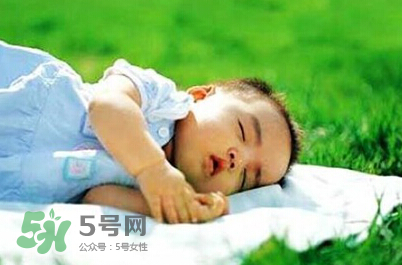 寶寶曬太陽對眼睛好嗎？寶寶曬太陽對眼睛的有影響嗎？