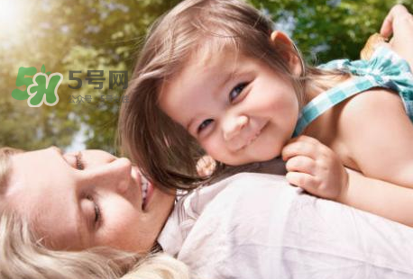 寶寶曬太陽對眼睛好嗎？寶寶曬太陽對眼睛的有影響嗎？