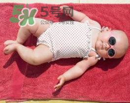 寶寶曬太陽對眼睛好嗎？寶寶曬太陽對眼睛的有影響嗎？